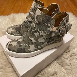 Womens sneaker wedge